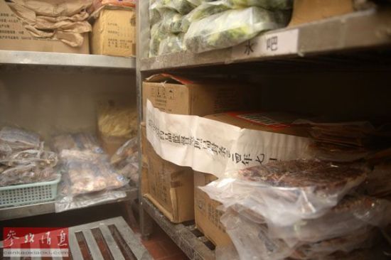 　　图为7月22日在杭州市一家必胜客门店内已封存的上海福喜食品有限公司生产的调味牛肉排。 新华社记者 鞠焕宗摄
