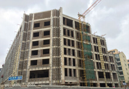 　在神木，有很多楼盘因为资金问题而停工。 张舒 摄