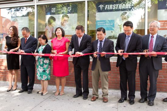 　　图为北美新浪总经理陈岸(左一)、世界日报北美总管理处总经理兼纽约社社长杨仁烽(左二)、纽约新华商会理事长徐朱留弟(左三)、国会众议员孟昭文(左四)、第一证券董事长刘锦杭(左五)、纽约市市议员顾雅明(右三)、第一证券行政总裁Andy Yeung(右二)和福寿南山老人中心主任王能(右一)合影