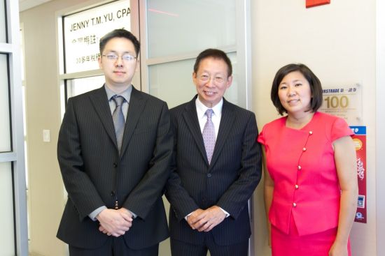 　　第一证券技术部总监Jack Liu(左一)、第一证券董事长刘锦杭(左二)和国会众议员孟昭文(右一)在法拉盛分行合影