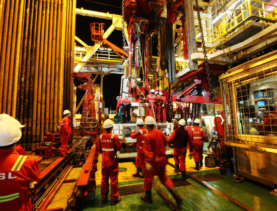 工人们正在进行设备调试