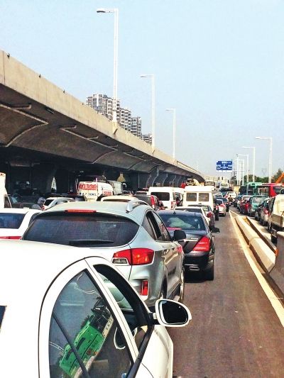 因塌方，中原路西三环交叉口附近拥堵严重。