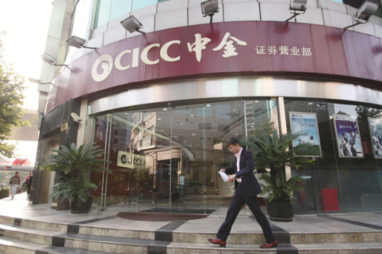 　　大型国企排队上市的繁荣虽然一度给中金公司带来了财务上的巨大“成功”，却长期掩盖了其自身的重重问题 东方IC / 供图