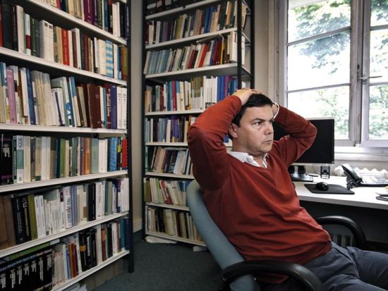 (图为：5月 27 日，巴黎经济学院经济学教授皮凯蒂在自己的办公室中)