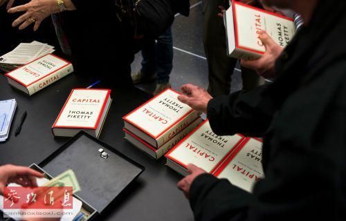 《21世纪资本论》引起了世界经济学界的热议。图为该书英文版在美国热销。（资料图片）