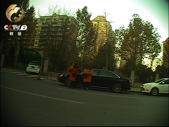 车位层层转包 停车收费员每天工作10小时只为完成承包任务