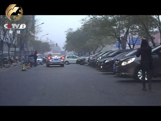 超出规定停车总数 见缝插针的情况随处可见