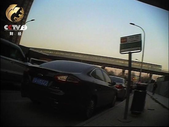 马路两侧停满了车辆