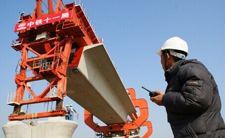 政府投资过多白领工资就低。