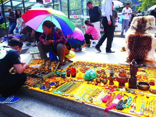 每周日，像这样的摊位在古玩市场有几十个