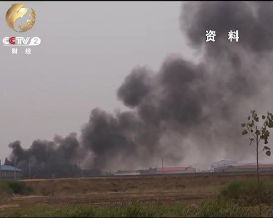 　　焚烧洋塑料垃圾产生大量浓烟