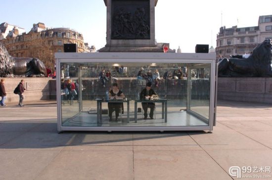 十六个表演艺术家配对工作和轮流参加《一百万年》。他们朗读一本书中摘录的271000个事件和数字。