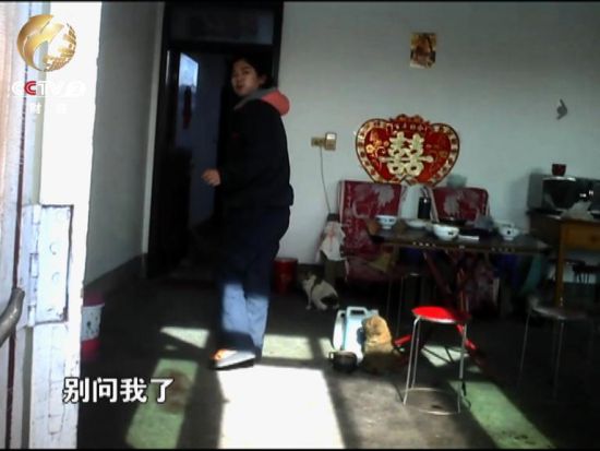 记者试图采访工厂工人遭到拒绝