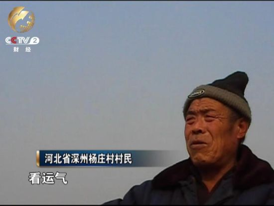 村民告诉记者 用渠里的水浇地完全看运气