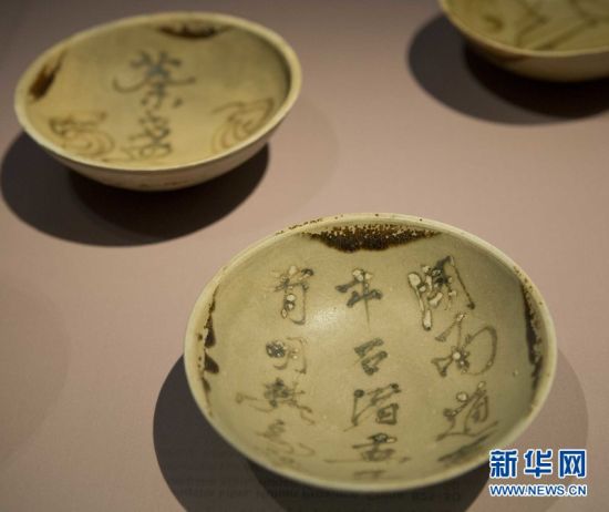 从“黑石号”沉船上打捞起的一面唐代真子飞霜纹铜镜，纹饰内容为俞伯牙弹奏一曲高山流水觅知音的故事。新华网 邹峥摄