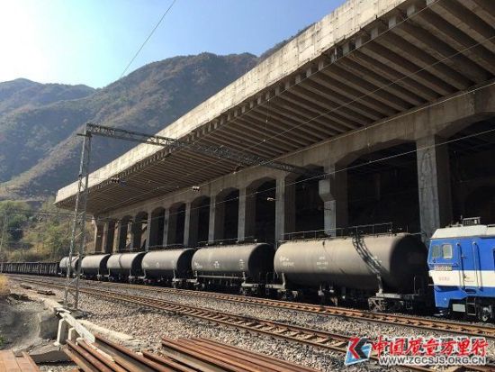 图为：新江站棚洞