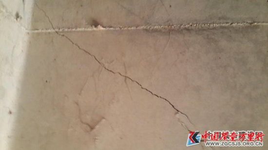 图为：新江站棚洞T梁裂纹