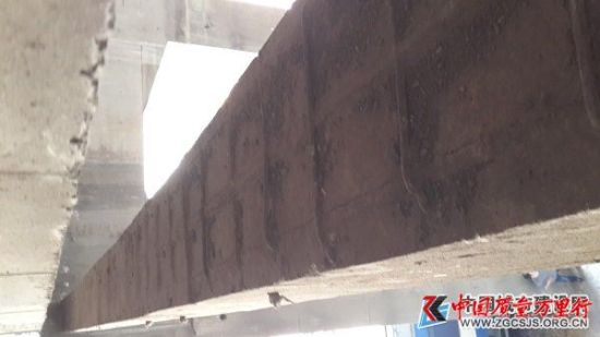 图为：新江站棚洞横梁钢筋外漏