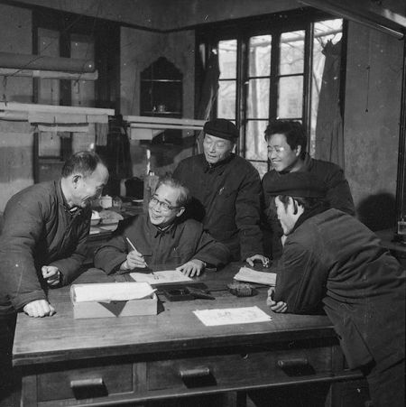 　　1976年的上海人民美术出版社连环画创作室，左起：贺友直、赵宏本、顾炳鑫、郑家声、刘旦宅。