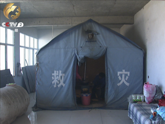 新房人少冷清 为使屋子看起来不那么空荡荡 徐小燕母女俩在屋内搭建帐篷