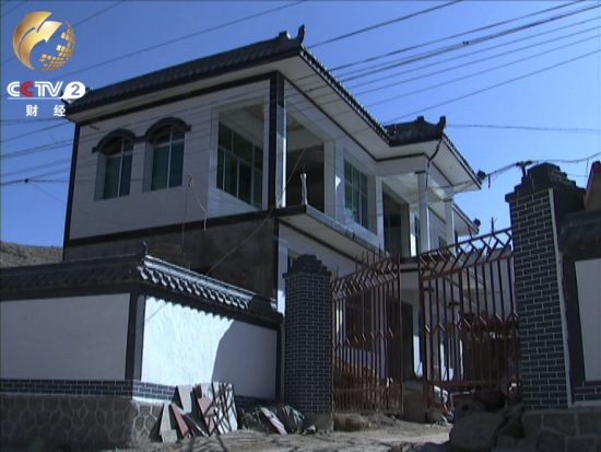灾后重建中 许亚彬家昔日损毁的房屋已建成漂亮的欧式小洋楼