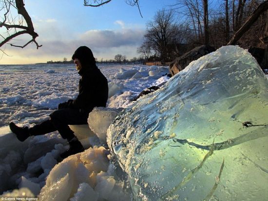 　　Annie Degré-Blais喜欢冬日带给她的空间和惬意的时光，为了使自己不冻伤，她穿着厚厚的外套，为了拍摄美丽的照片，她从未放弃。(网站截图)