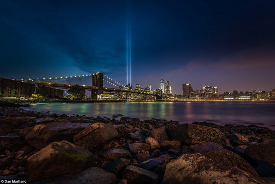 　　趟过美国东河的脏水，躺过繁华第五大道的路面，极具冒险精神的36岁英国摄影师丹(Dan Martland)以特别的角度拍下了纽约种种鲜为人知的一面。(图片来源：《每日邮报》)