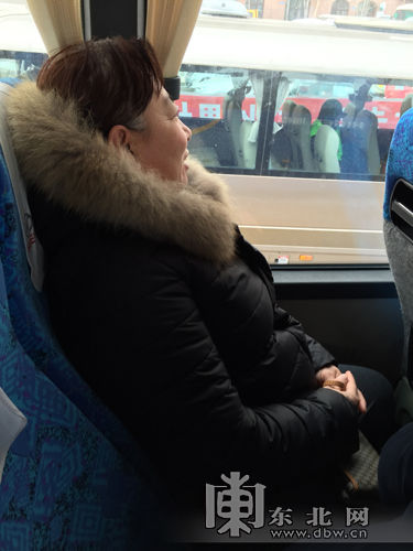 在车上等侄女儿考试的李女士。东北网记者 栾微 摄