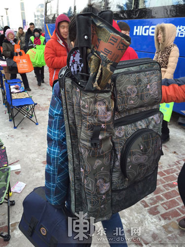 刚走出考场的考生