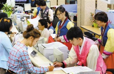 资料图片：韩国首尔市江东区政府的公务员们正身着韩服工作。