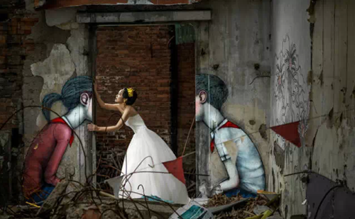 走红的涂鸦废墟还成了婚纱摄影场地