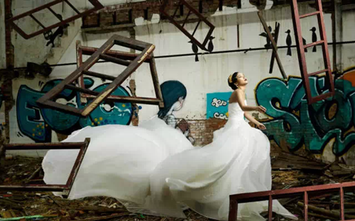 走红的涂鸦废墟还成了婚纱摄影场地