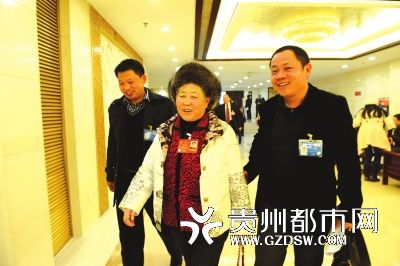  开会间隙，“老干妈”陶华碧不时要到医院打针治疗颈椎病。