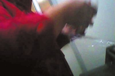 拆包托盘肉被重新包装。