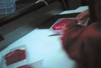 前一天未售托盘肉包装和标签被拆掉。