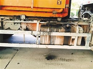 记者近日在清水河下坪垃圾填埋场看到，一些垃圾车辆滴漏严重。 深圳商报记者 文灿 摄