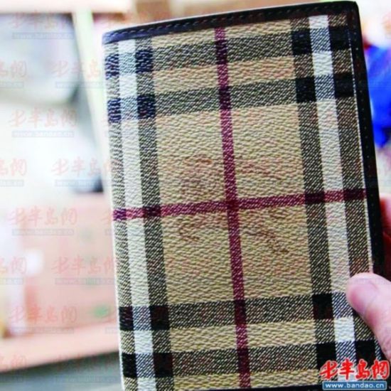 图为莱西一皮具店销售的仿名牌包。