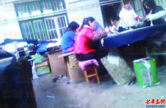 图为记者暗访的一家家庭作坊，车间很简陋。