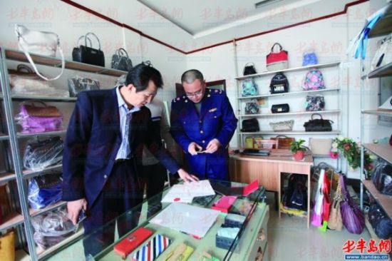 图为莱西市市场监督管理局执法人员正在查处皮具店。