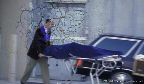 一个验尸官将尸体推入太平间，图片来源：兰迪·泰勒(Randy Taylor)