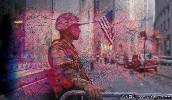 演员保罗·纽曼(Paul Newman)在赛车手上道前的谈笑，图片来源：兰迪·泰勒(Randy Taylor)