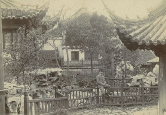 Municipal Temple(城隍庙)，上海，1895.