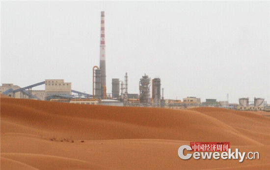 腾格里沙漠周边工业密布 《中国经济周刊》记者 韩文 摄