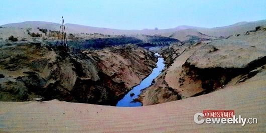 　　荣华公司污染现场，人为挖开的沟壑，残存的污水与黑色淤泥布满底部，散发出一股恶臭。《中国经济周刊》记者 韩文 摄