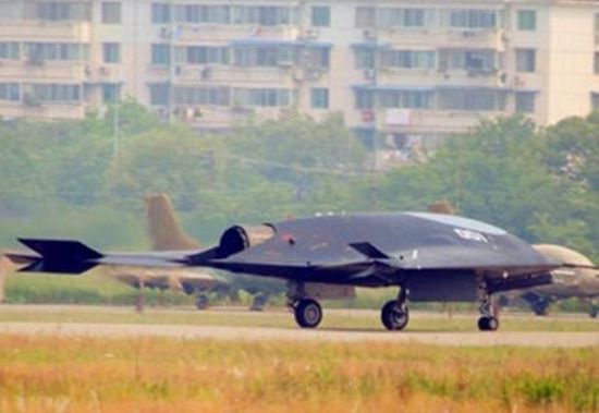 中国“利剑”察打一体无人机 