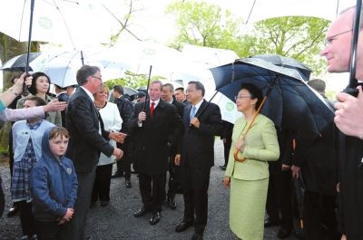 当地时间5月17日下午，正在爱尔兰过境访问的国务院总理李克强和夫人程虹在爱尔兰总理肯尼夫妇陪同下，参观了位于香农的加维农场。（图片来源：中国政府网）