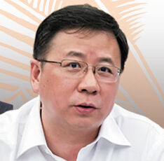 中海油董事长杨华出生于1961年的杨华是美国麻省理工学院的MBA，自1982年加入中海油以来职业生涯一直在此度过，他曾出任中海油海外发展部副总地质师、副经理兼海外石油天然气有限公司总经理，极大推动了中海油的国际化步伐。2011年8月，杨华出任中海油总经理。