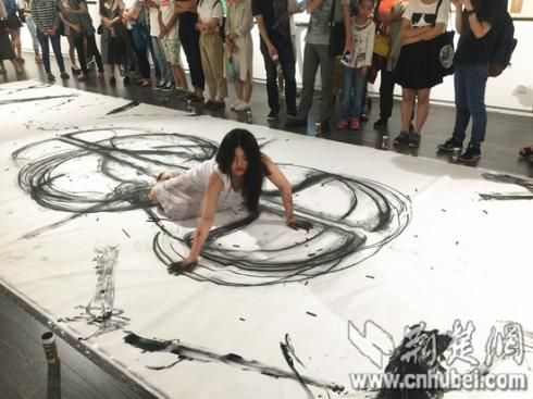 　　湖北美术学院油画系大三的学生邹欣用身体为画笔