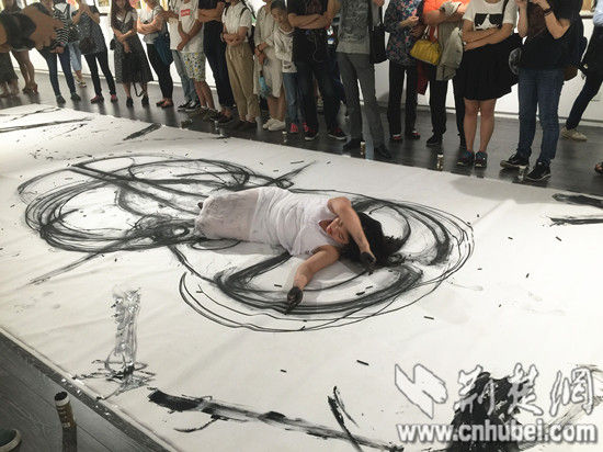 湖北美术学院油画系大三的学生邹欣在画布上“随心所欲”