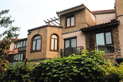 朝阳中海·安德鲁斯庄园，一别墅违建（左侧突出部分）三年未拆。新京报实习生 彭子洋 摄